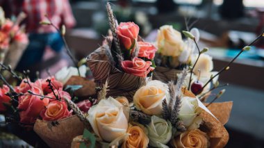 bir çiçek pazarında gül yakın çekim buketleri. Çiçek sergisi tasarımcısı gül buketleri. Kutlamak için çiçek hediyeleri