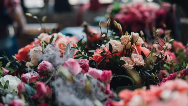 bir çiçek pazarında gül yakın çekim buketleri. Çiçek sergisi tasarımcısı gül buketleri. Kutlamak için çiçek hediyeleri