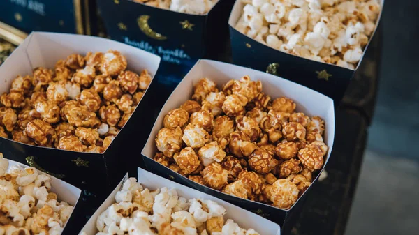 Una caja de palomitas de maíz. Dulces para el cumpleaños de los niños. Cumpleaños de los niños en colores brillantes. Primer plano de las palomitas de maíz —  Fotos de Stock