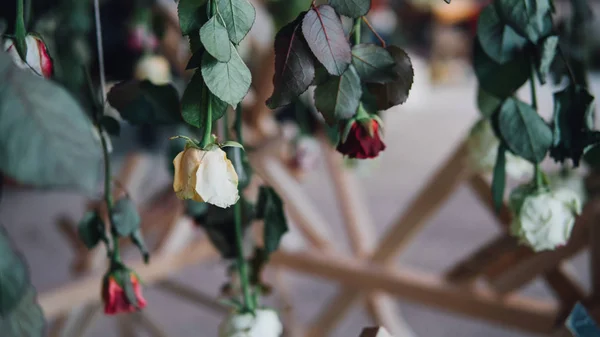 Свадебное украшение розы крупным планом. Подвешенный на струнах розовый. Мелкий фокус — стоковое фото