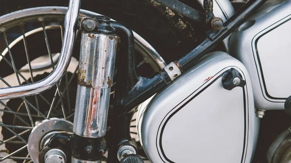 Cromado motocicleta vintage de pie en el espectáculo. cultura y velocidad de la motocicleta. Los detalles separados de la colección de la motocicleta del color plateado el primer plano — Foto de Stock