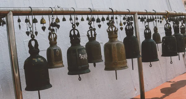 Buddhistische Glocken hautnah auf dem Gelände des Klosters der goldene Berg, wat saket — Stockfoto