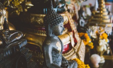  yakın çekim figürinler bir Buddha ve Tanrılar bir manastırda Wat Saket, The Golden Mount, Bangkok Tayland.