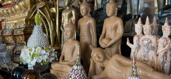 Figuritas de primer plano de un buda y deidades en un monasterio tailandés Wat Saket, The Golden Mount, Bangkok . — Foto de Stock