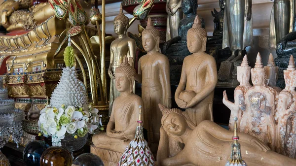 Figuritas de primer plano de un buda y deidades en un monasterio tailandés Wat Saket, The Golden Mount, Bangkok . — Foto de Stock
