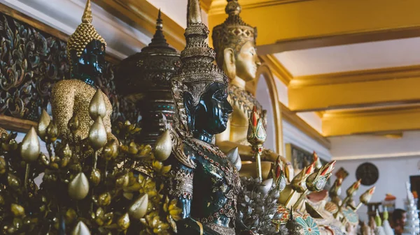 Figurinhas close-up de um Buda e divindades em um mosteiro tailandês Wat Saket, The Golden Mount, Bangkok . — Fotografia de Stock