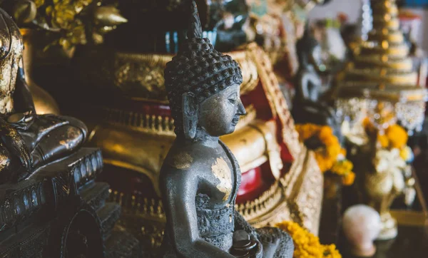 Крупным планом статуэтки Будды и божеств в тайском монастыре Ват Сакет, Золотая гора, Бангкок . — стоковое фото
