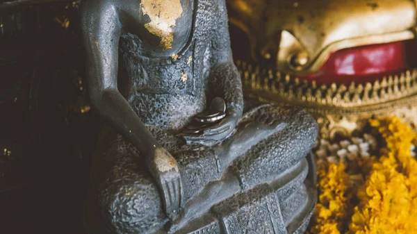 Буддийские статуи Будды в тайском монастыре крупным планом. Священные символы буддизма — стоковое фото