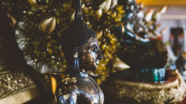  yakın çekim figürinler bir Buddha ve Tanrılar bir manastırda Wat Saket, The Golden Mount, Bangkok Tayland.