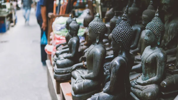 Régi Buddha szobrok a helyi piacon közelről. Buddha, a buddhizmus, Thaiföld és Ázsiában jeleként. Portréja egy buddha-szobor formátumban a helyi piacon — Stock Fotó