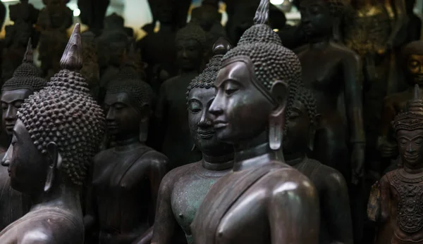 Nagy Buddha-szobrok a helyi Thai piacon. Antik Buddha szobrok közelről — Stock Fotó