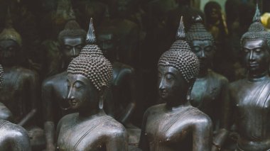 Yerel Pazar yakın çekim üzerinde eski Buda heykelleri. Buda Budizm Tayland ve Asya bir sembolü olarak. Bir Buda heykeli biçiminde yerel piyasada portresi