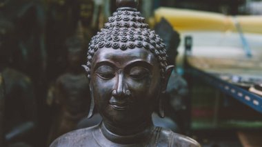 Yerel Pazar yakın çekim üzerinde eski Buda heykelleri. Buda Budizm Tayland ve Asya bir sembolü olarak. Bir Buda heykeli biçiminde yerel piyasada portresi