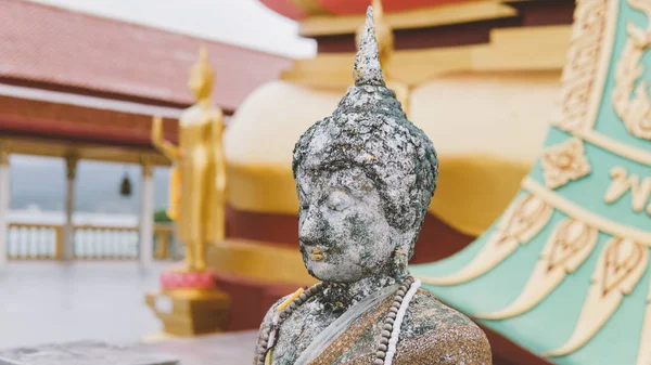 Closeup de estátua de madeira antiga de Buda — Fotografia de Stock
