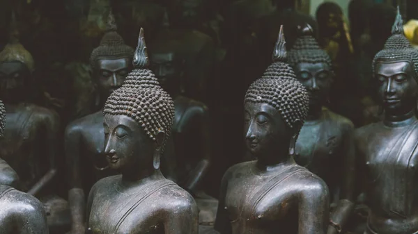 Régi Buddha szobrok a helyi piacon közelről. Buddha, a buddhizmus, Thaiföld és Ázsiában jeleként. Portréja egy buddha-szobor formátumban a helyi piacon — Stock Fotó