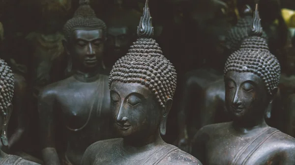 Grandes estátuas de Buda no mercado tailandês local. Estátuas antigas de Buda close-up — Fotografia de Stock