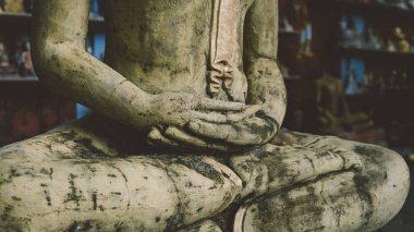 Budizm din yakın çekim muska olarak Buda heykeli. Eski Buda yüz 