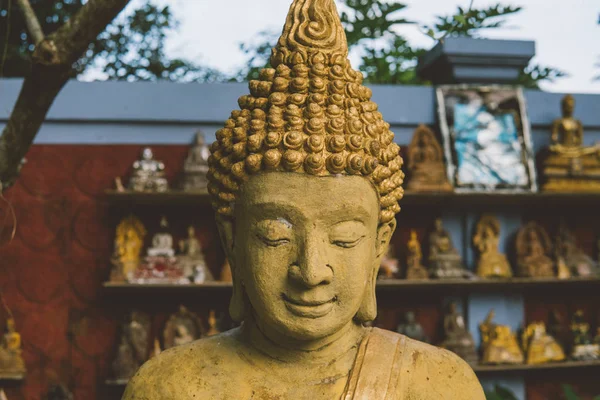 Estátua de Buda como amuletos da religião budista close-up. Velho rosto de Buda — Fotografia de Stock