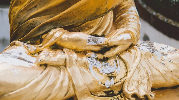 Statua di Buddha come amuleti della religione buddista primo piano. Vecchio volto di Buddha — Foto Stock