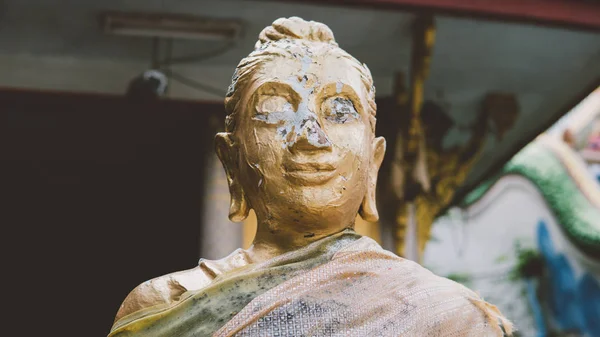 Buddha szobor, mint a buddhizmus vallás Close-Up amulettek. Régi Buddha arc — Stock Fotó