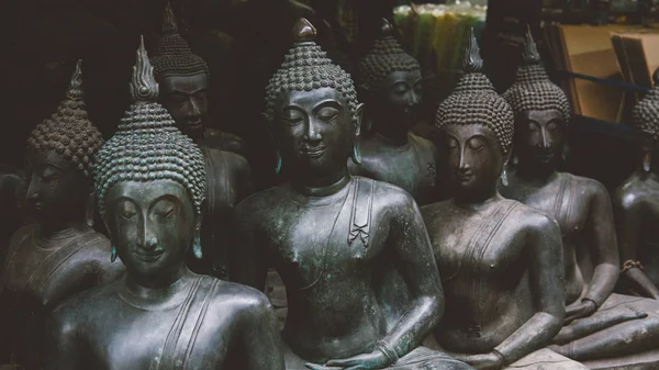 Grandes estátuas de Buda no mercado tailandês local. Estátuas antigas de Buda close-up — Fotografia de Stock