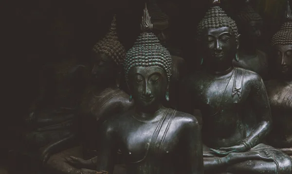 Grandes estátuas de Buda no mercado tailandês local. Estátuas antigas de Buda close-up — Fotografia de Stock