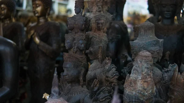 Grandes estatuas de Buda en el mercado tailandés local. Estatuas de Buda antiguo primer plano — Foto de Stock