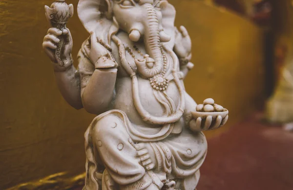 Estatua de ganesha dios primer plano. dios de la sabiduría y la prosperidad . — Foto de Stock