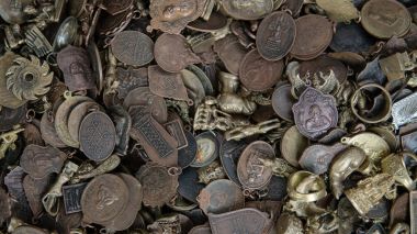 Tay tılsım Pazar yakın çekim üzerinde. Dini Budist muska koruma ve iyi şanslar 