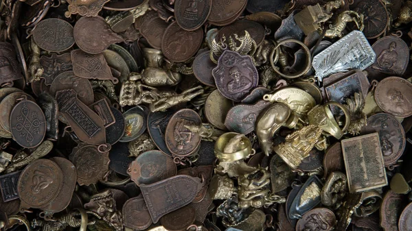 Tay tılsım Pazar yakın çekim üzerinde. Dini Budist muska koruma ve iyi şanslar 