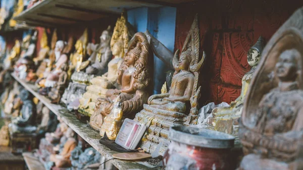 Estátuas tailandesas no templo close-up. Buda murtis em detalhes em detalhes — Fotografia de Stock