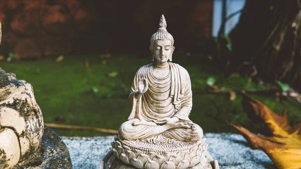 Estatuas tailandesas en el primer plano del templo. Buda murtis en detalles en detalles — Foto de Stock