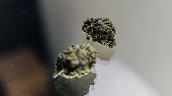 Aparatos modernos para fumar brotes de cannabis. THC y CBD — Foto de Stock