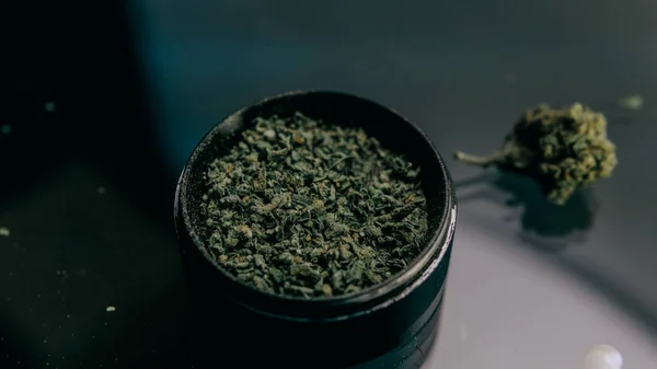 Moderne Gadgets zum Rauchen von Cannabis-Knospen. thc und cbd — Stockfoto