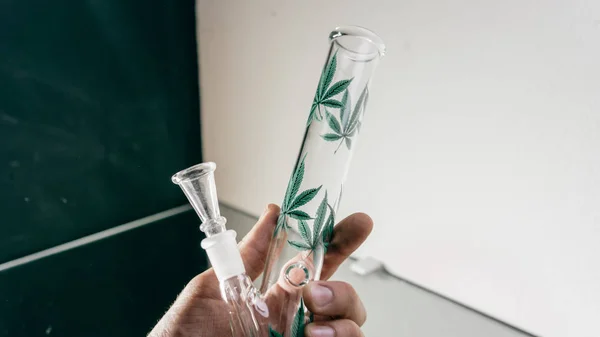 Gadget moderni per fumare germogli di cannabis. THC e CBD — Foto Stock