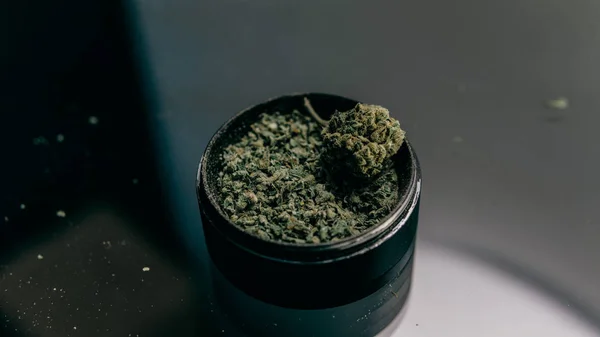 Moderní pomůcky pro kouření konopí pupeny. THC a Cbd — Stock fotografie