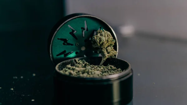 Moderní pomůcky pro kouření konopí pupeny. THC a Cbd — Stock fotografie