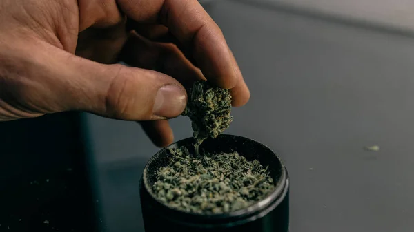 Moderne Gadgets zum Rauchen von Cannabis-Knospen. thc und cbd — Stockfoto