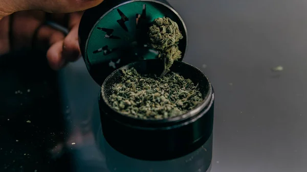 Moderna prylar för röka cannabis knoppar. THC och Cbd — Stockfoto