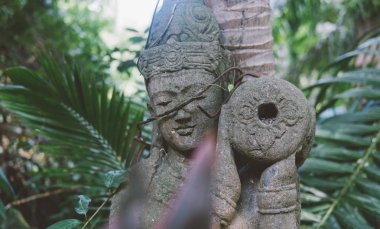  Bali dili geleneksel taş heykellerin şeytanlar ve Tanrılar yakın çekim şeklinde.