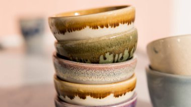 Kil çay bardak beyaz arka plan yakın çekim üzerinde. İçecekler için doğal seramik ürünler.