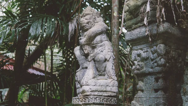 Традиционные тайские статуи. Симийские традиции и боги буддизма в Таиланде, почетные духи Таиланда — стоковое фото