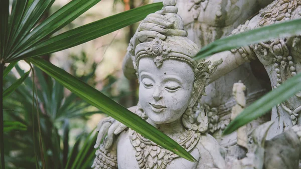 Традиционные тайские статуи. Симийские традиции и боги буддизма в Таиланде, почетные духи Таиланда — стоковое фото