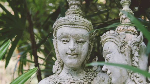 Traditionella thailändska statyer. Simian traditioner och gudar av buddhismen i Thailand, hedervärd sprit i Thailand — Stockfoto