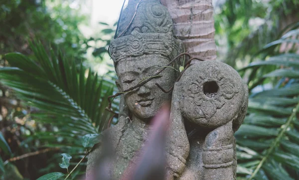 Балийские традиционные каменные статуи в виде демонов и богов крупным планом . — стоковое фото