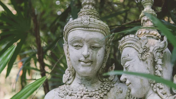 Traditionelle thailändische Statuen. simian traditionen und götter des buddhismus in thailand, ehrenwerte geister thailands — Stockfoto