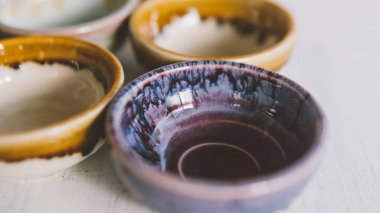 Kil çay bardak beyaz arka plan yakın çekim üzerinde. İçecekler için doğal seramik ürünler.