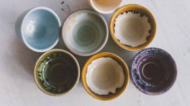 Kil çay bardak beyaz arka plan yakın çekim üzerinde. İçecekler için doğal seramik ürünler.