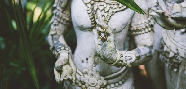 Traditionelle thailändische Statuen. simian traditionen und götter des buddhismus in thailand, ehrenwerte geister thailands — Stockfoto