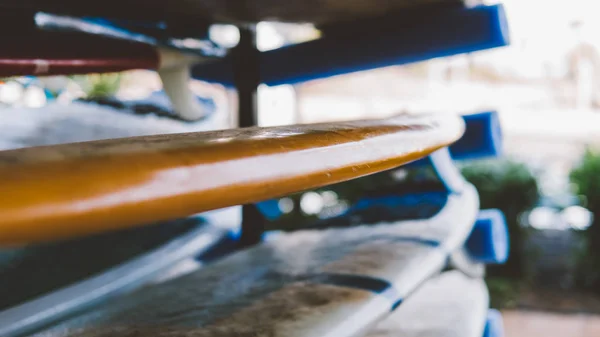 Alle maten surfplanken close-up. Surf camp en platen van verschillende grootte voor surfen — Stockfoto